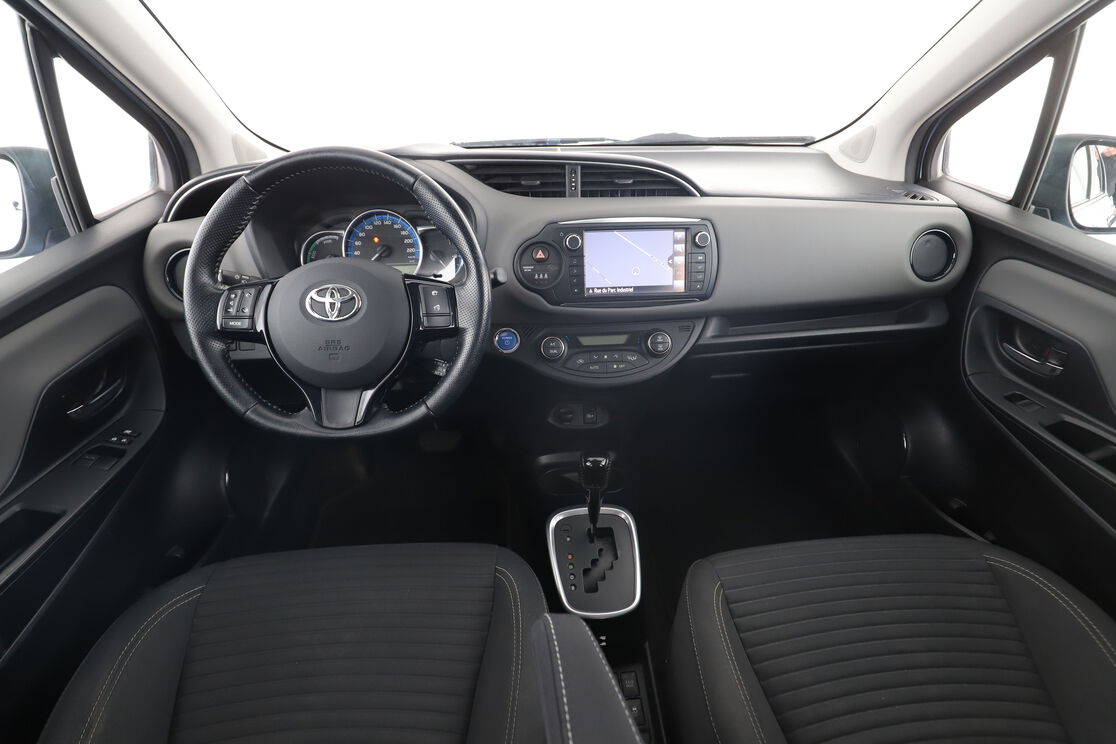 Intérieur avant de l'habitacle depuis le siège arrière