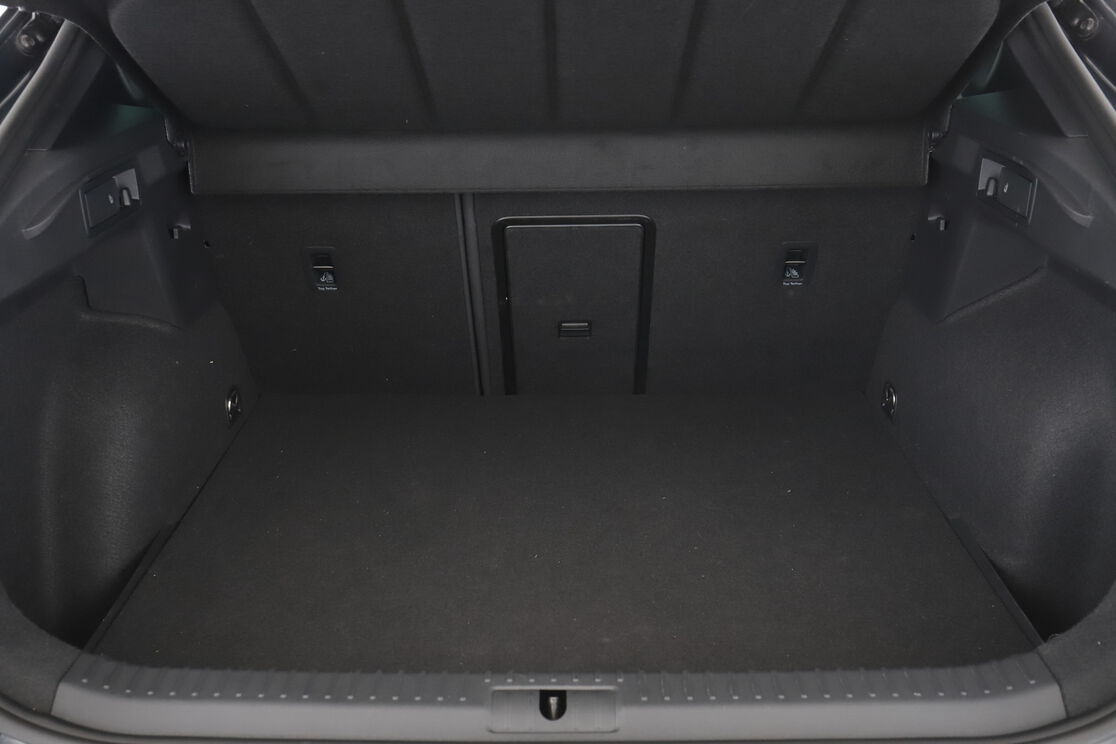 carDetails.imgAlt.interior.9