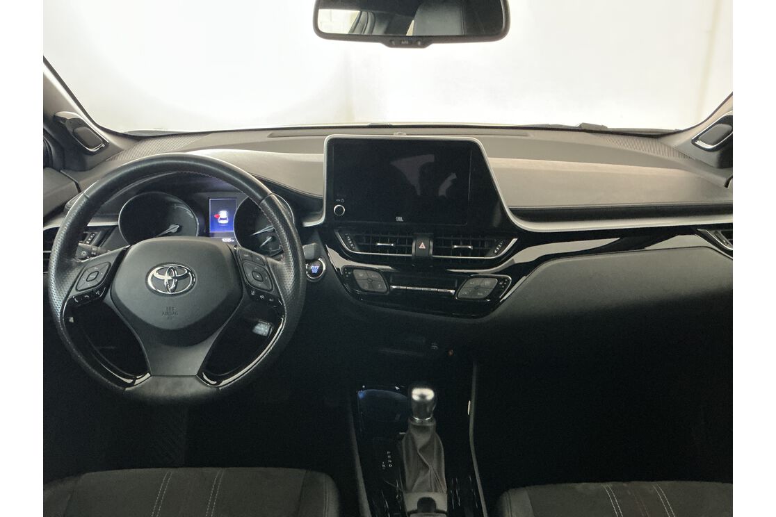 Interno anteriore dell'abitacolo, dal sedile posteriore