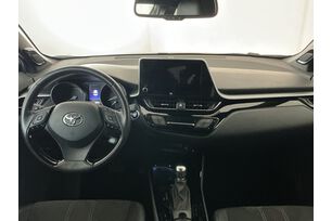 Interno anteriore dell'abitacolo, dal sedile posteriore