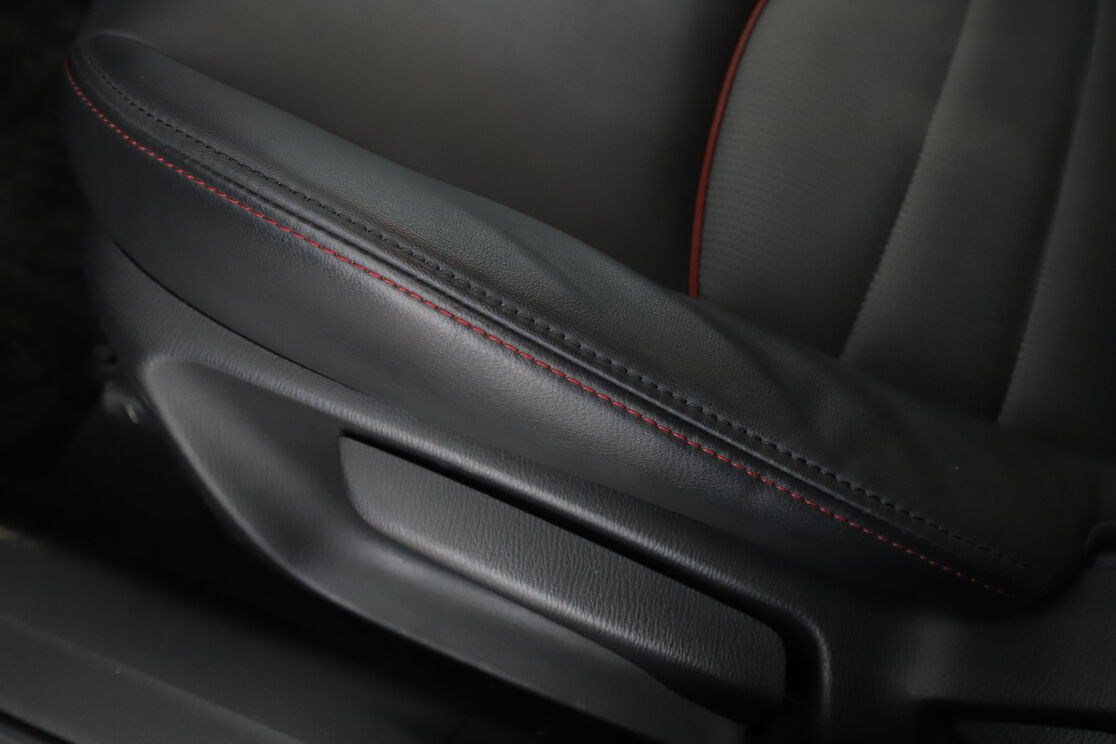 carDetails.imgAlt.interior.9