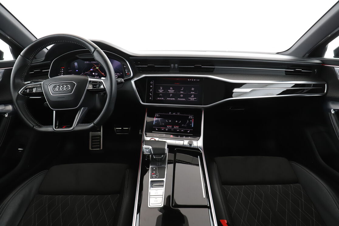 Främre interiör sett från baksätet