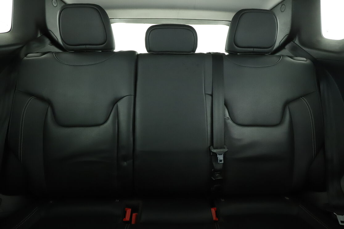 Intérieur côté conducteur depuis le siège arrière