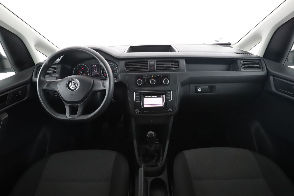 Interior frontal de la cabina desde el asiento trasero