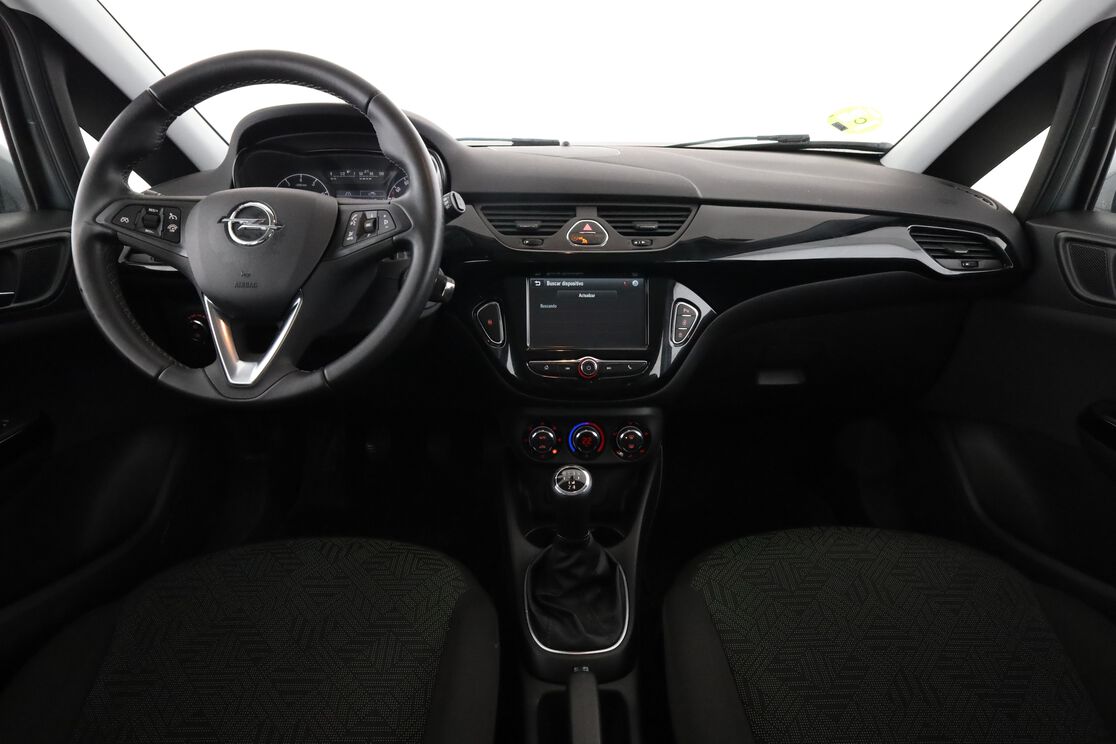 Interior frontal de la cabina desde el asiento trasero