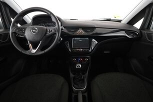 Interior frontal de la cabina desde el asiento trasero