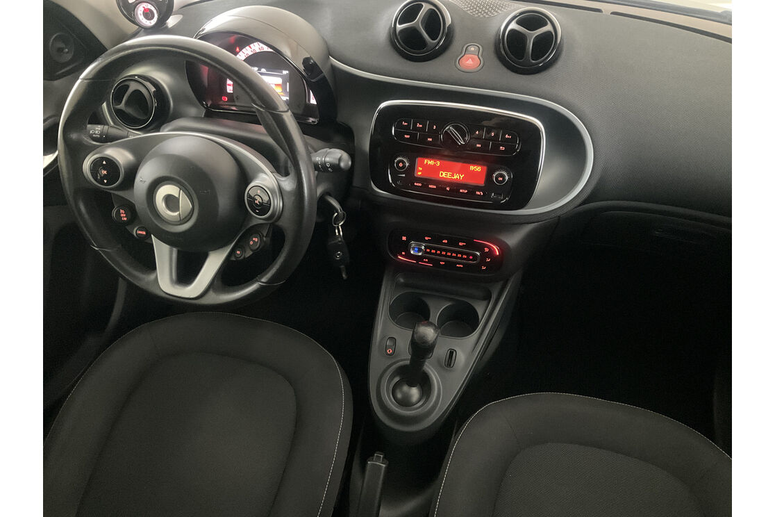 Interno lato guidatore, dal sedile posteriore