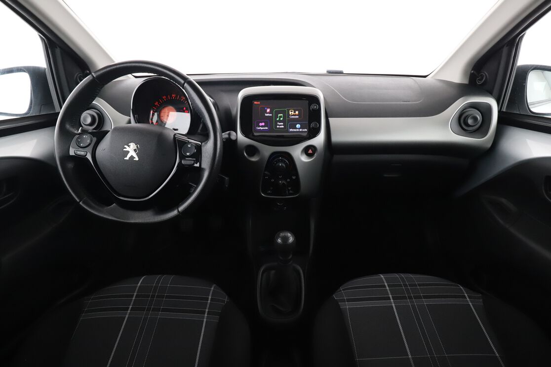 Interior frontal de la cabina desde el asiento trasero
