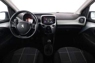 Interior frontal de la cabina desde el asiento trasero