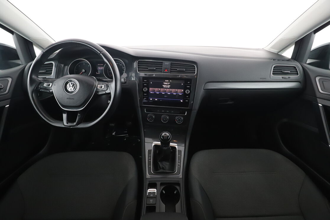 Vorderseite des Innenraums des Cockpits vom Rücksitz aus