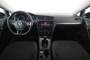 Vorderseite des Innenraums des Cockpits vom Rücksitz aus