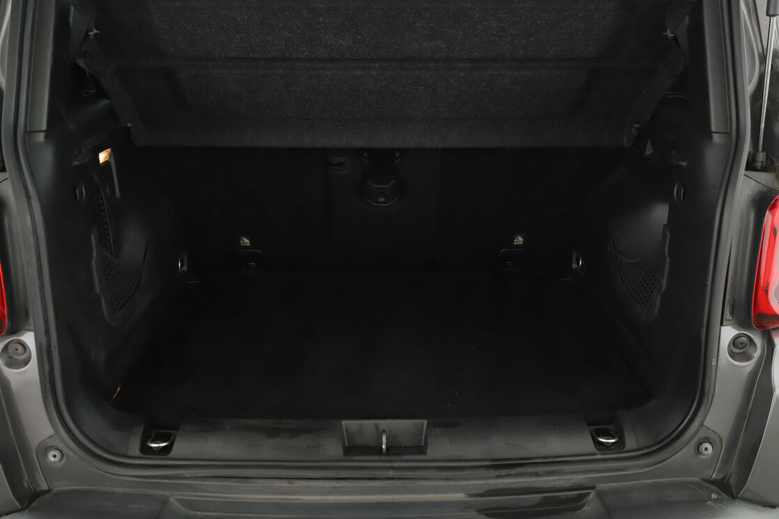 carDetails.imgAlt.interior.9