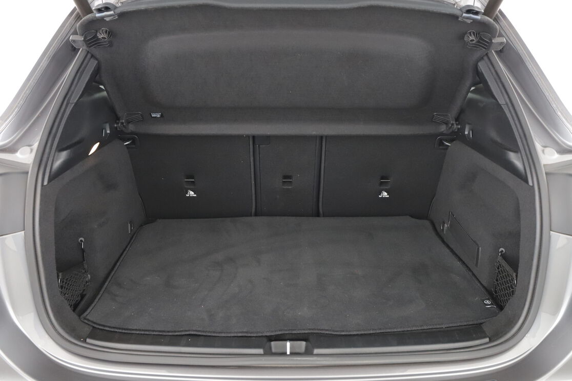 carDetails.imgAlt.interior.9