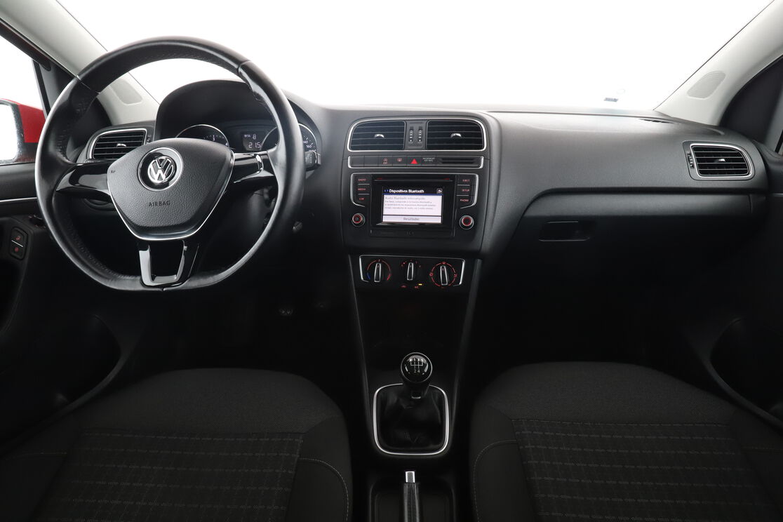 Interior frontal de la cabina desde el asiento trasero