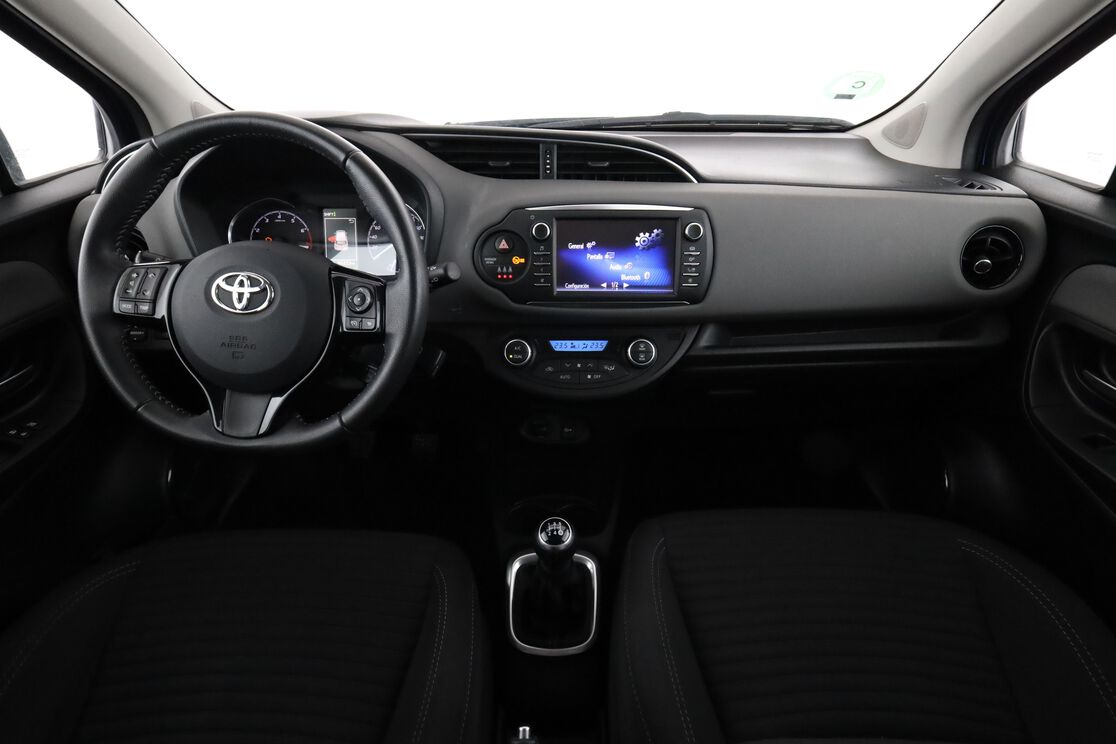 Interior frontal de la cabina desde el asiento trasero