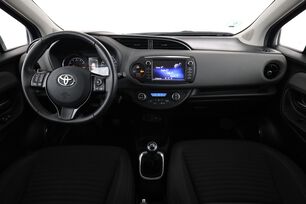 Interior frontal de la cabina desde el asiento trasero