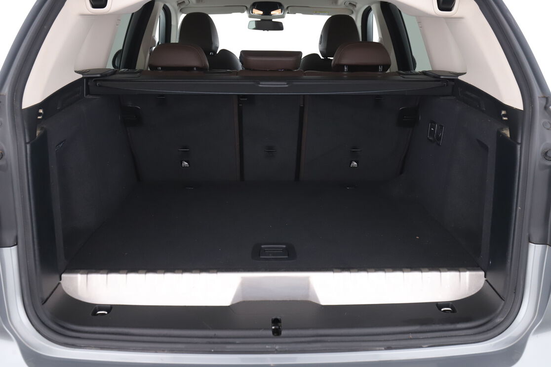 carDetails.imgAlt.interior.10