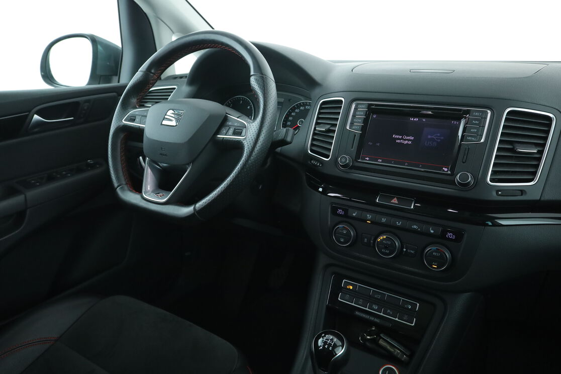 Innenraum der Fahrerseite vom Rücksitz