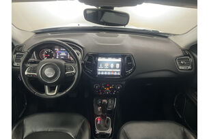 Interno anteriore dell'abitacolo, dal sedile posteriore