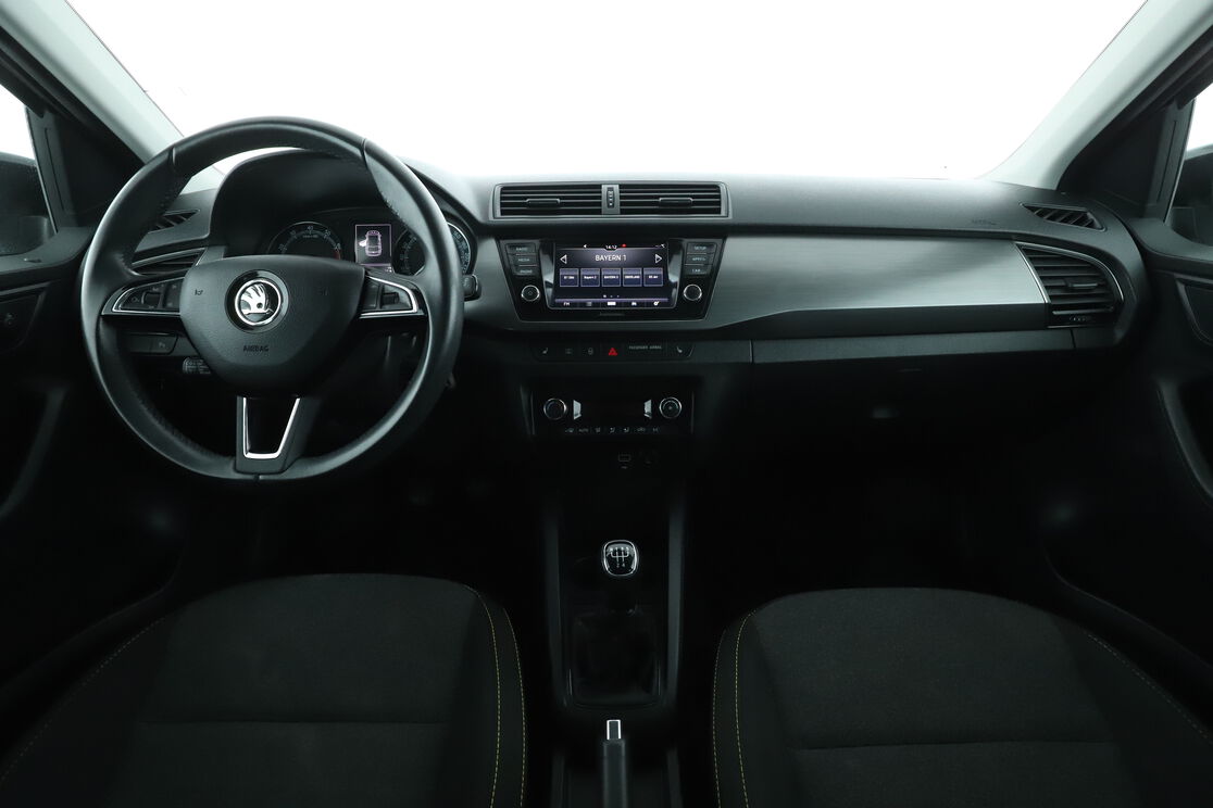 Vorderseite des Innenraums des Cockpits vom Rücksitz aus