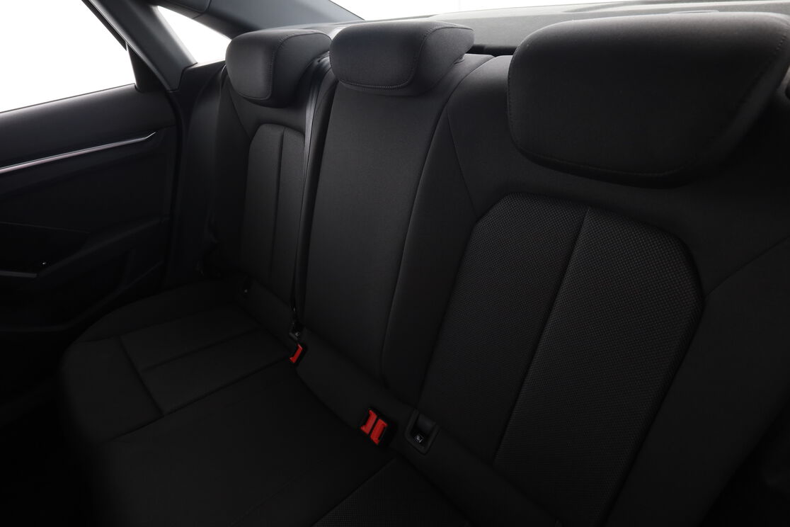 Intérieur côté conducteur depuis le siège arrière