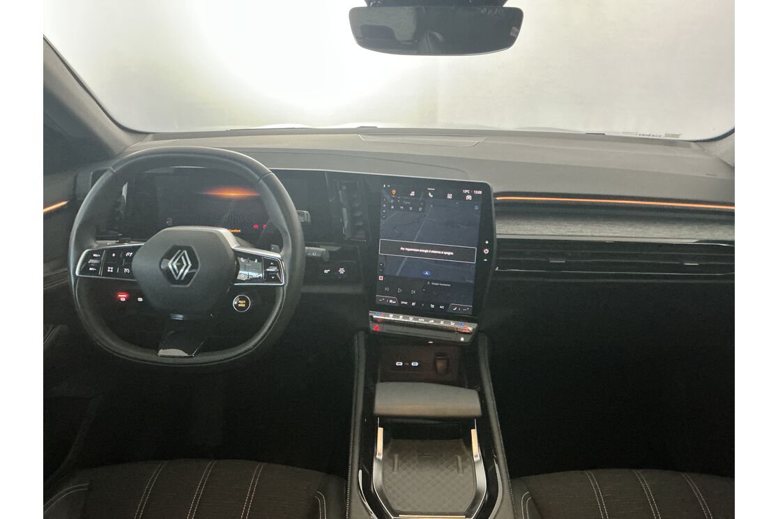 Interno anteriore dell'abitacolo, dal sedile posteriore