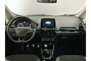 Interno anteriore dell'abitacolo, dal sedile posteriore