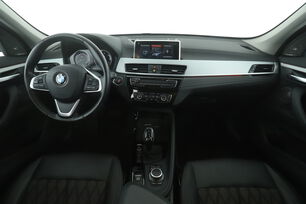 Vorderseite des Innenraums des Cockpits vom Rücksitz aus