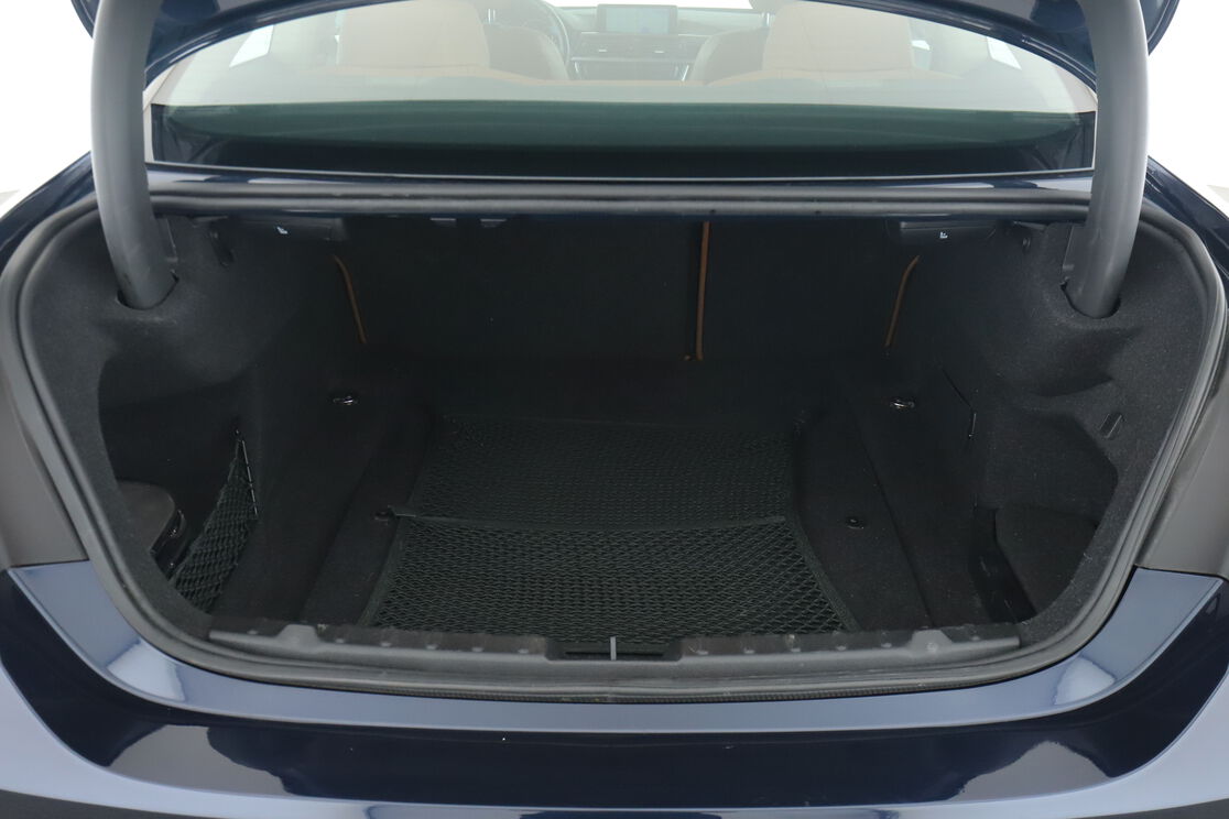 carDetails.imgAlt.interior.9