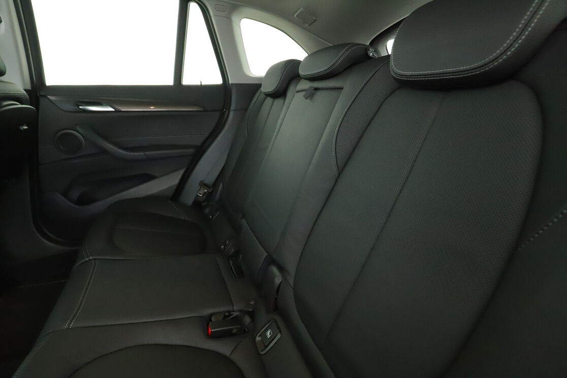 Innenraum der Fahrerseite vom Rücksitz