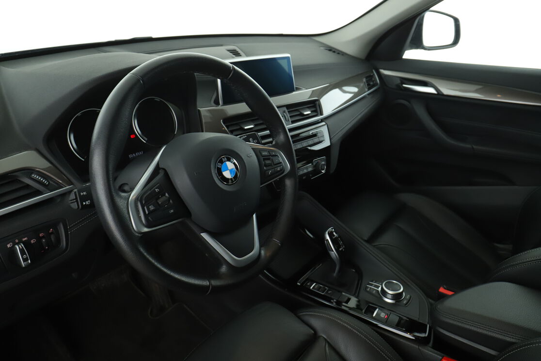 Vorderseite des Innenraums des Cockpits vom Rücksitz aus