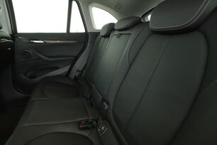 Innenraum der Fahrerseite vom Rücksitz