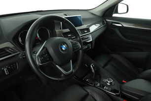 Vorderseite des Innenraums des Cockpits vom Rücksitz aus