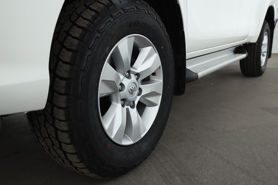 carDetails.imgAlt.interior.13