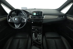 Vorderseite des Innenraums des Cockpits vom Rücksitz aus