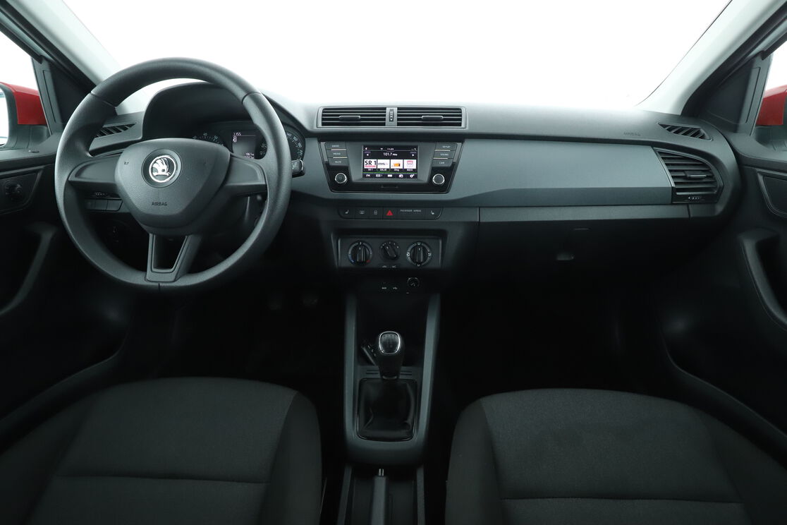 Vorderseite des Innenraums des Cockpits vom Rücksitz aus