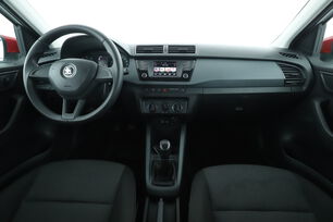 Vorderseite des Innenraums des Cockpits vom Rücksitz aus