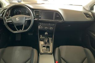 Vorderseite des Innenraums des Cockpits vom Rücksitz aus