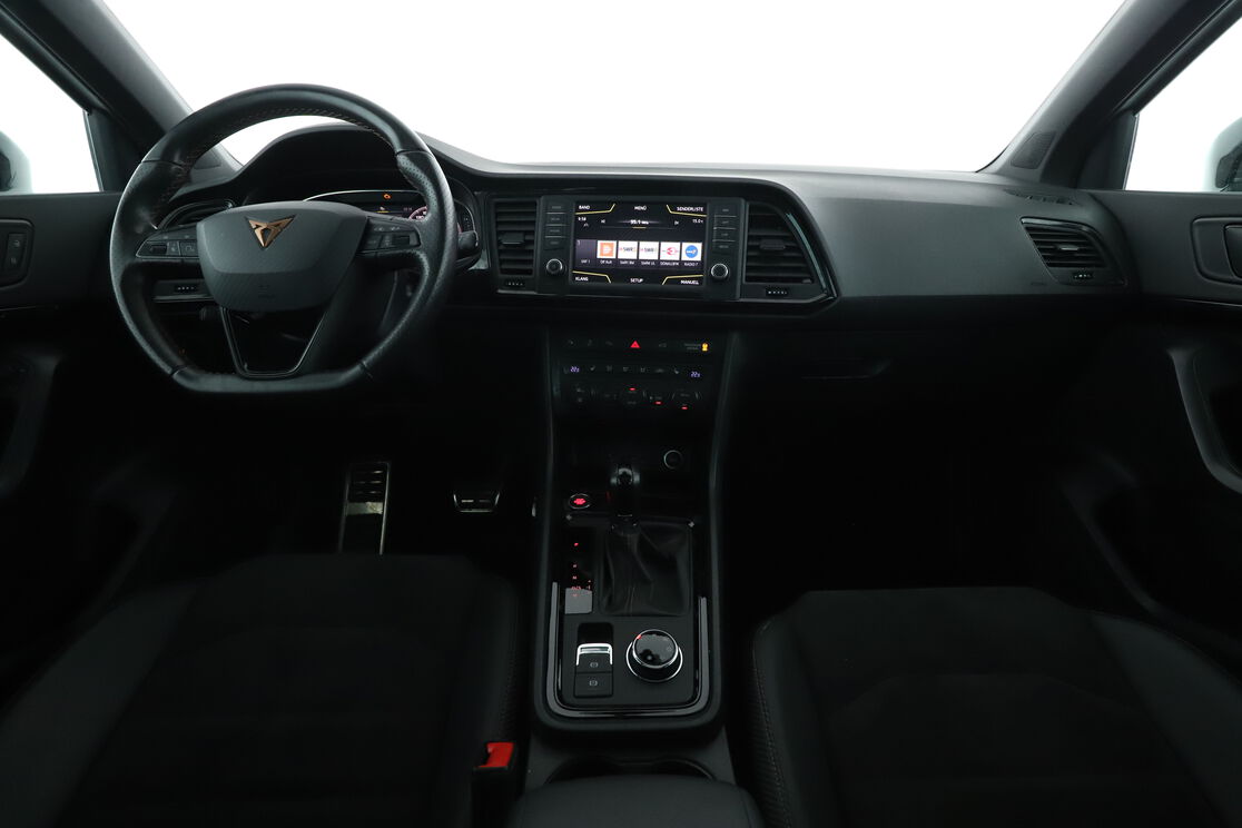 Vorderseite des Innenraums des Cockpits vom Rücksitz aus