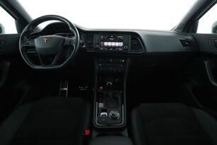 Vorderseite des Innenraums des Cockpits vom Rücksitz aus