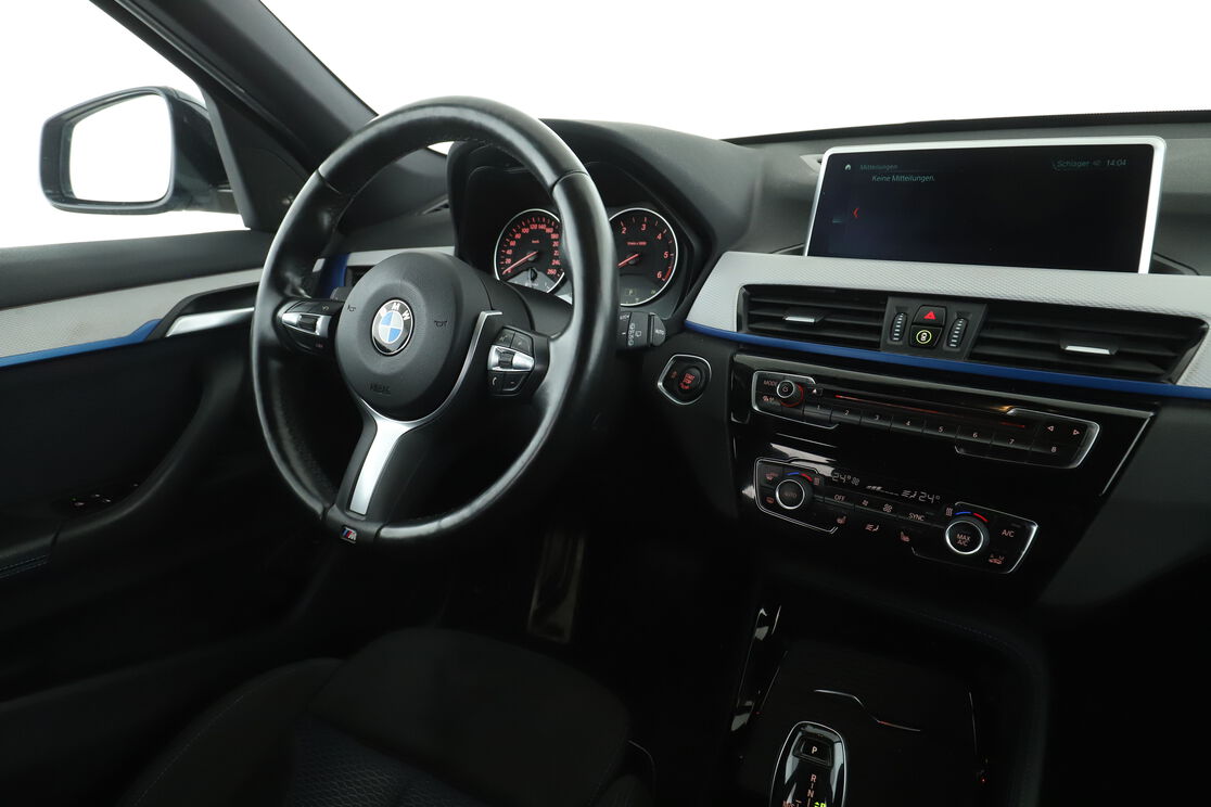 Innenraum der Fahrerseite vom Rücksitz