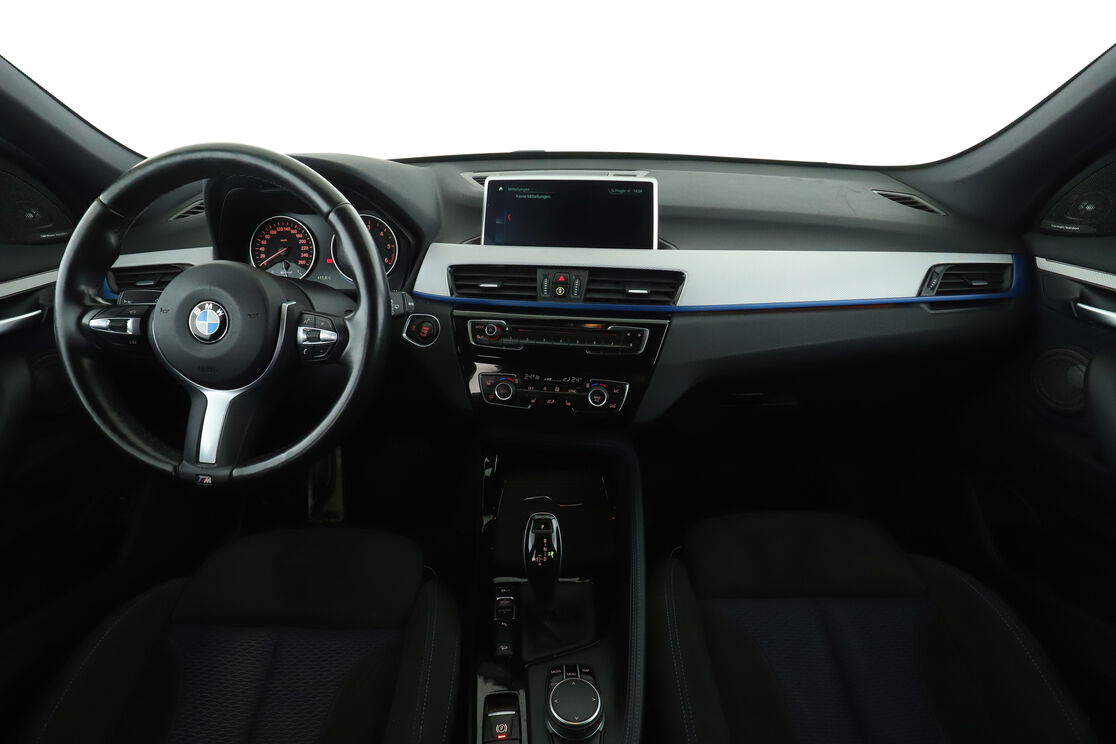 Vorderseite des Innenraums des Cockpits vom Rücksitz aus