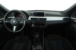 Vorderseite des Innenraums des Cockpits vom Rücksitz aus