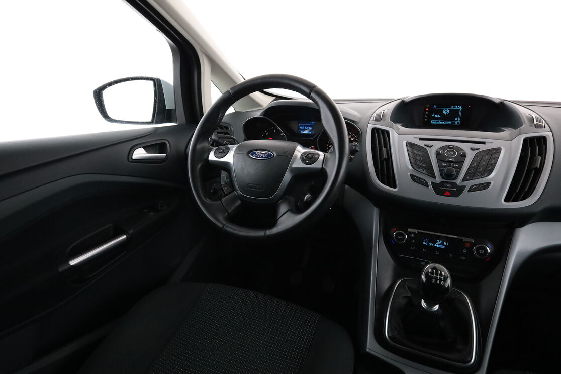 Interior lado del conductor desde el asiento trasero