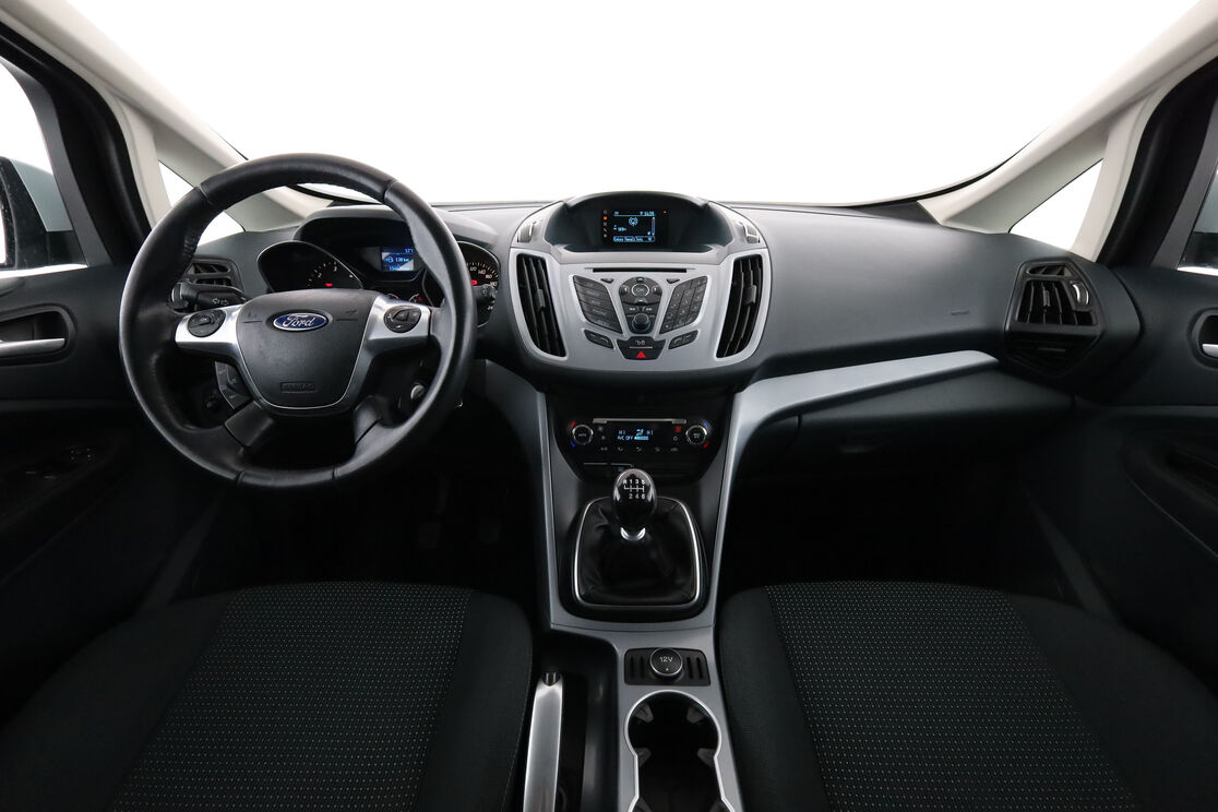 Interior frontal de la cabina desde el asiento trasero