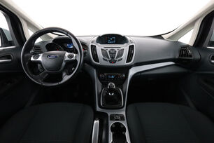 Interior frontal de la cabina desde el asiento trasero