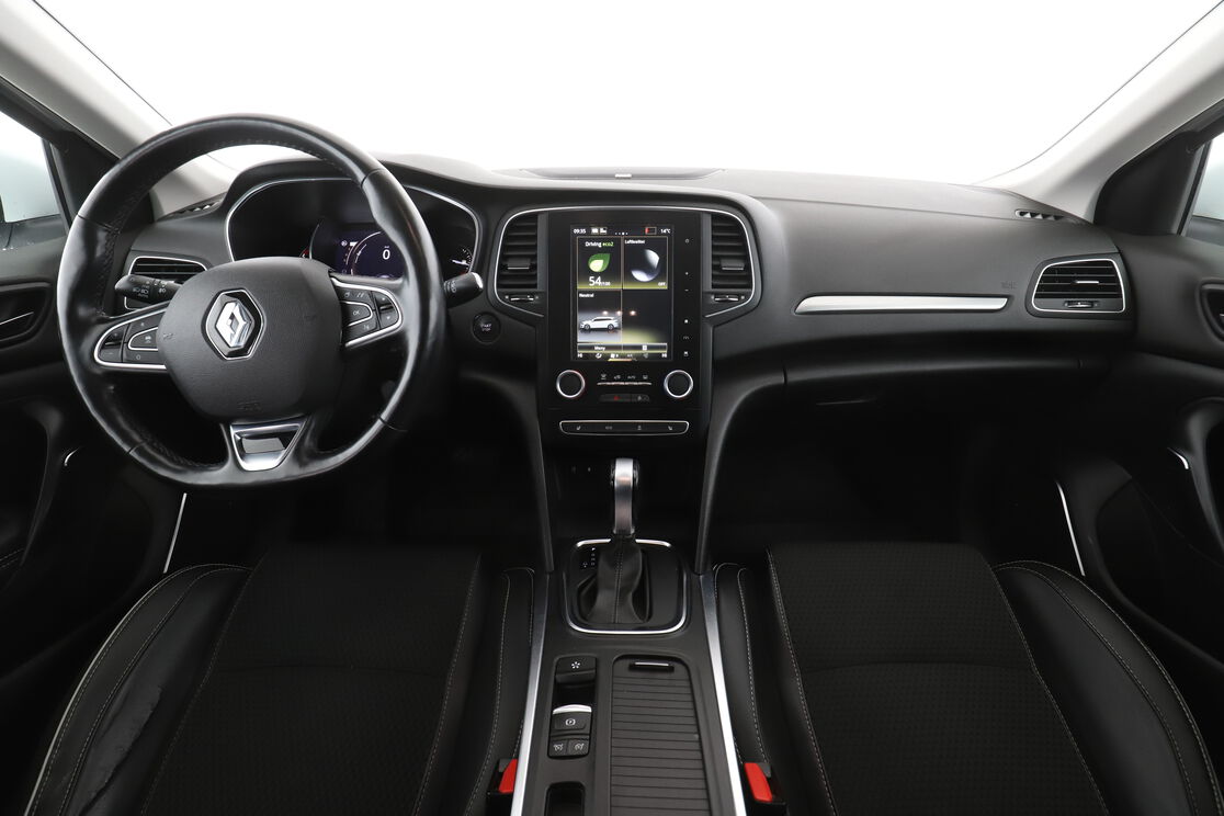 Främre interiör sett från baksätet