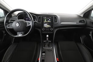 Främre interiör sett från baksätet