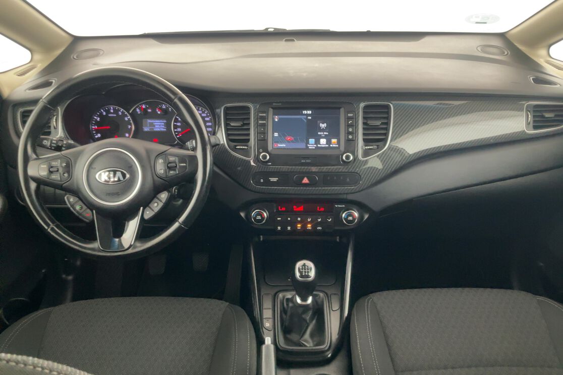 Interior frontal de la cabina desde el asiento trasero
