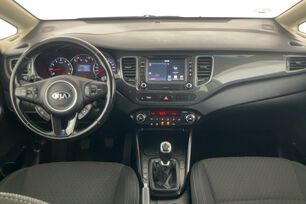 Interior frontal de la cabina desde el asiento trasero